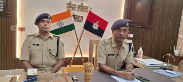 एस पी प्रेस वार्ता करते