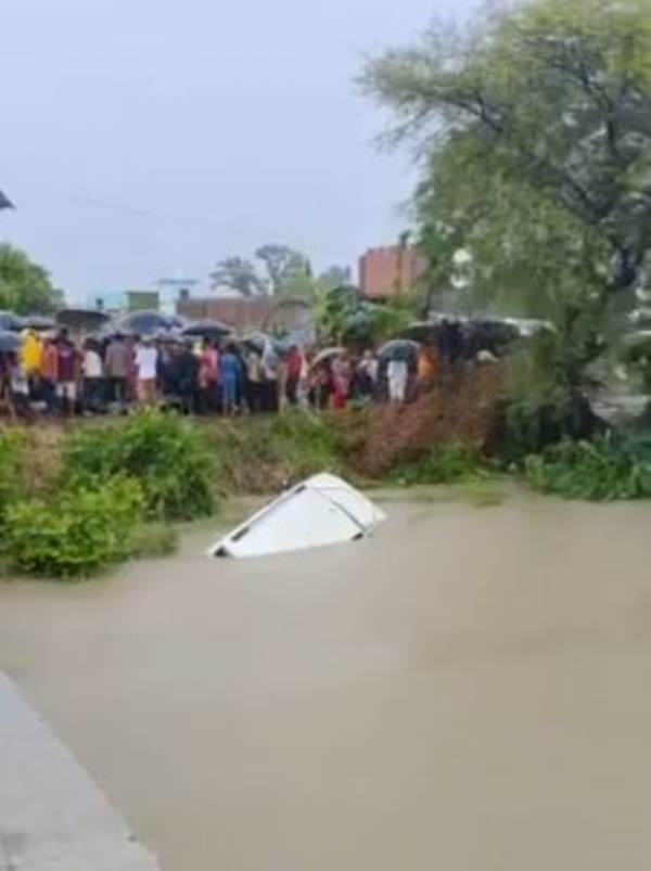 नहर में पलटी बाेलेराे
