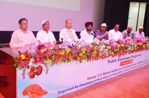 मंचासीन अतिथि