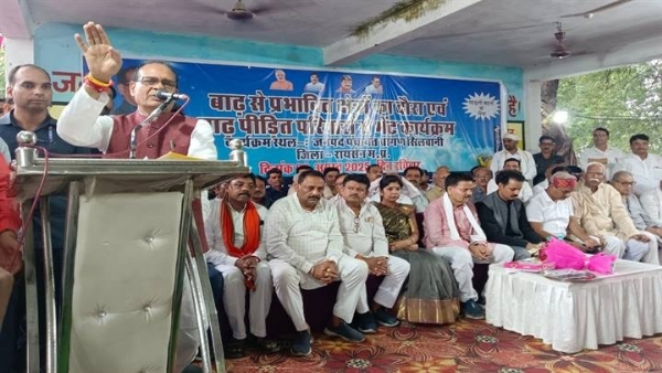 बाढ़ प्रभावित गांवों का दौरान करने के बाद ग्रामीणों को संबोधित करते हुए शिवराज सिंह चौहान