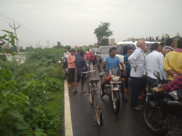 प्रयागराज के नवाबगंज थाना क्षेत्र में डूबने से किशोर की मौत के बाद का दृश्य
