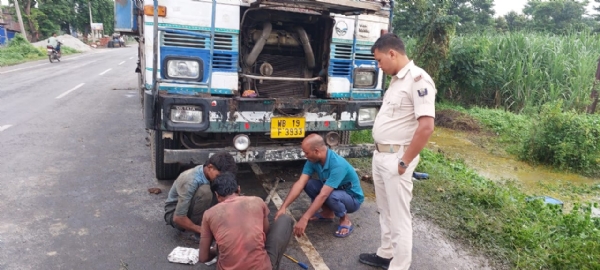 अररिया फोटो:सोयाबीन तेल का टैंकर और पुलिस
