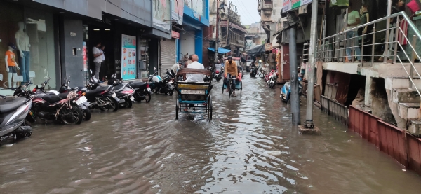 मुरादाबाद महानगर के रेती स्ट्रीट में 1 घंटे की बारिश के दौरान जल मग्न हुई सड़क।