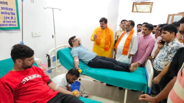 रक्तदान करते हुए
