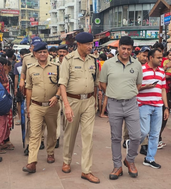 डीएम एसएसपी भ्रमण करते हुए