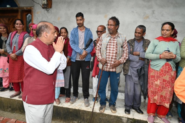 सराज में लोगों से मुलाकात करते हुए जयराम।