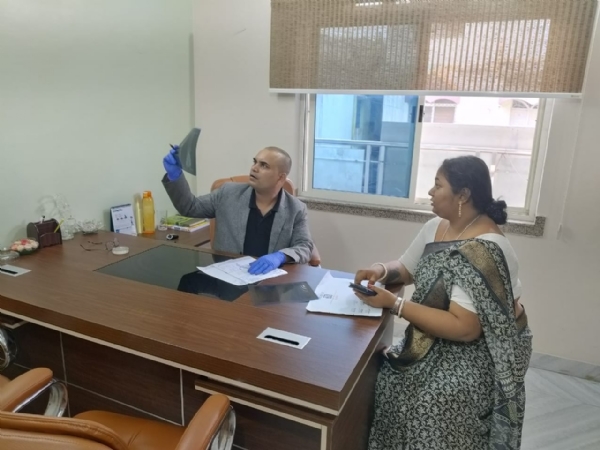 मरीज को जानकारी देते डॉक्टर साहू