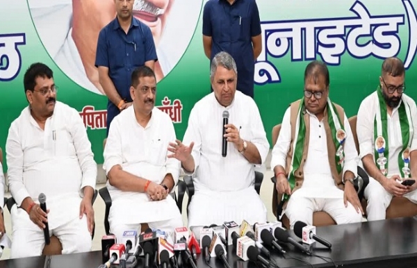 संजय झा पार्टी कार्यालय में पतकार वार्ता के दौरान
