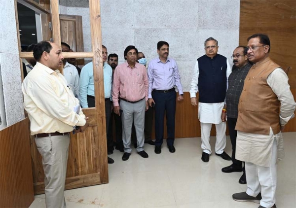 सीएम साय विधानसभा भवन स्थल पर पहुँचकर निर्माणकार्य की प्रगति का निरीक्षण करते हुए