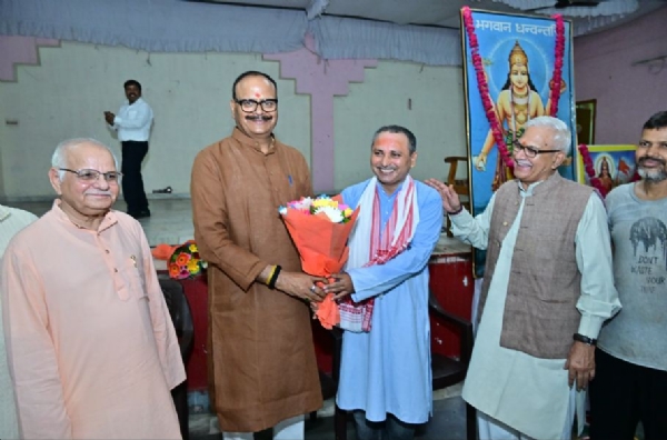 ब्रजेश पाठक का स्वागत करते हुए कार्यकर्ता