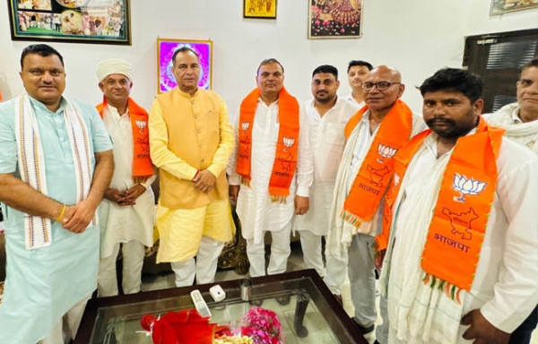 सोनीपत: भाजपा प्रदेशाध्यक्ष मोहन लाल बडौली जजपा नेताओं का स्वागत करते हुए