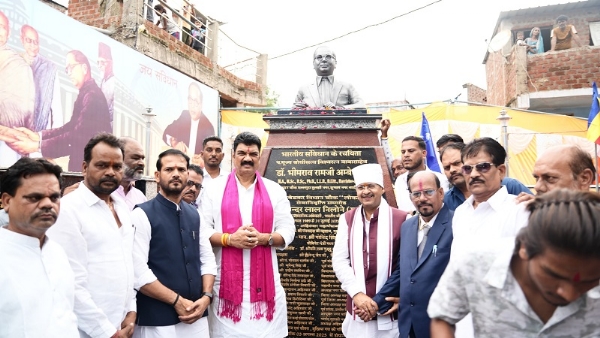 डॉ. भीमराव अंबेडकर की प्रतिमा का अनावरण