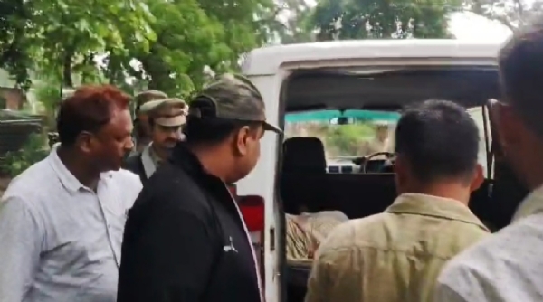 डीएम की मौजूदगी में तेंदुए को ले जाते हुए