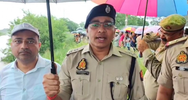 घटना की जानकारी देते एसपी विनीत जायसवाल