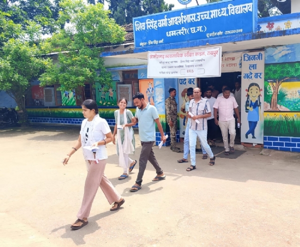 शिव सिंह वर्मा आदर्श स्कूल से परीक्षा देकर निकलते हुए परीक्षार्थी।