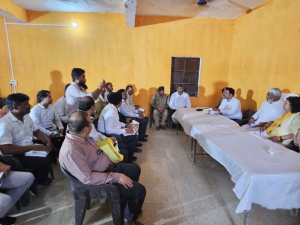 जलशक्ति मंत्री स्वतंत्रदेव सिंह बाढ़ के दृष्टिगत विभागीय एवं प्रशासनिक अधिकारियों के साथ राहत कार्यों की समीक्षा करते हुए।