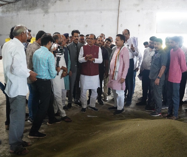 बम्होरी में मूंग उपार्जन केन्द्र का निरीक्षण