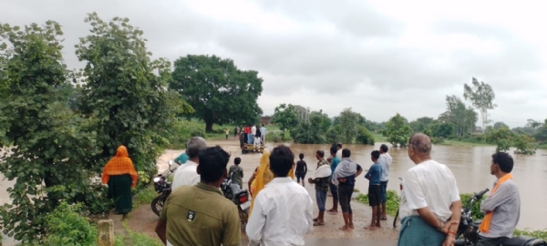 सरसों सेमरी मार्ग रपटा पर पानी के तेज बहाव आवागमन  बाधित