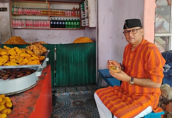 टमाटर चाट के स्वाद लेते विधायक सौरभ (फोटो)