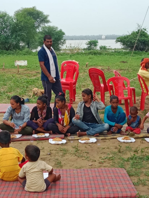 फोटो - बाढ़ पीड़ितों को भोजन करते समाजसेवी