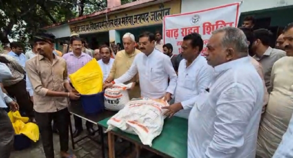 राहत सामग्री वितरण करतेमंत्री