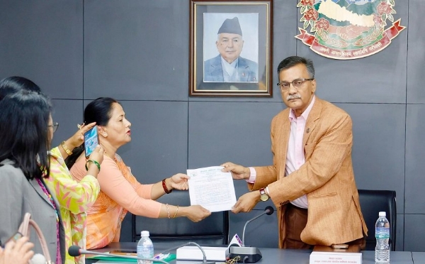 कानून मंत्री को ज्ञापन पत्र सौंपते महिला संघ के प्रतिनिधि