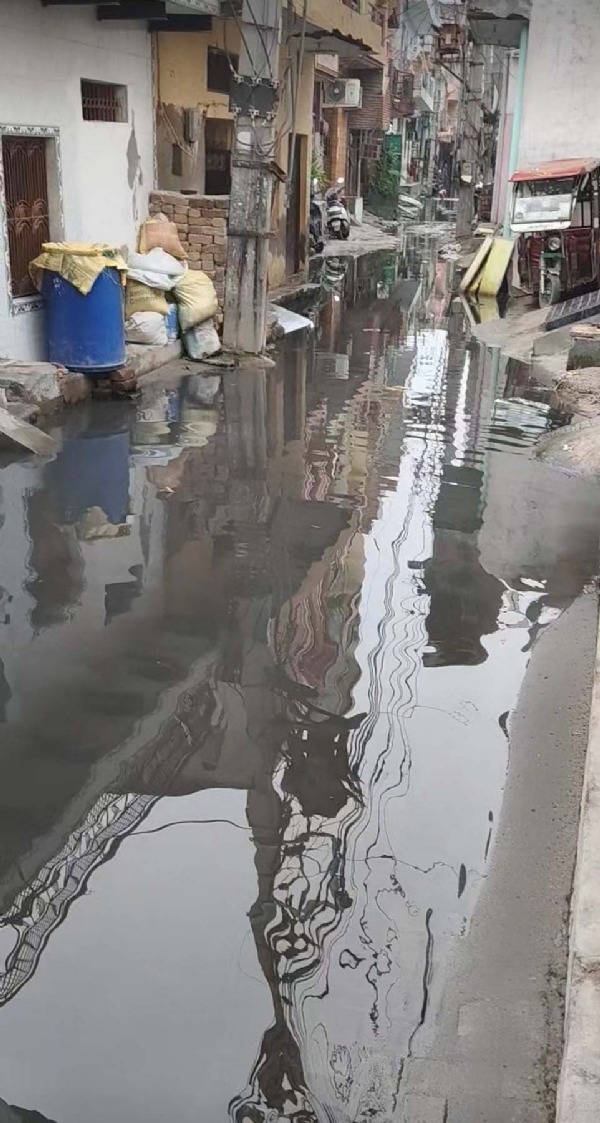 गुरुग्राम के सूरत नगर फेस-1 की गलियों में फैला सीवरेज का पानी।