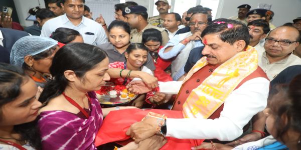 उज्जैन: मुख्यमंत्री डॉ यादव ने लाड़ली बहनों से राखी बंधवाई