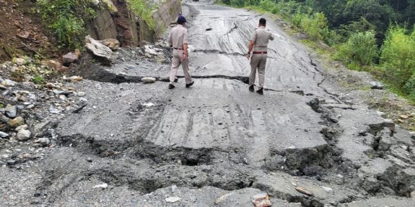 भूस्खलन से राष्ट्रीय राजमार्ग में दरार, यातायात बाधित