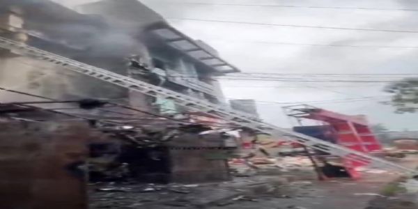 बिल्डिंग में लगी आग, दो दुकान जले