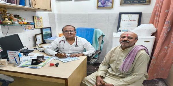 शिविर लगाकर गरीबों का इलाज कर रहे डाॅक्टर-दंपति