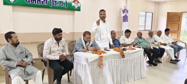 बैठक को संबोधित करते हुए पूर्व जिपं उपाध्यक्ष नीशू चंद्राकर व अन्य कांग्रेसी उपस्थित।