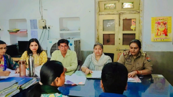 महिला परिवार परामर्श केंद्र में काउंसलिंग करती पुलिस अधिकारी एवं सदस्य।