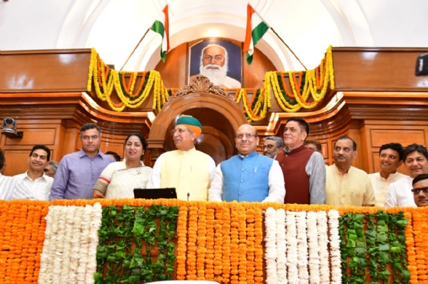 दिल्ली विधानसभा में सौर ऊर्जा संयंत्र और नेवा का लोकार्पण करते केंद्रीय मंत्री