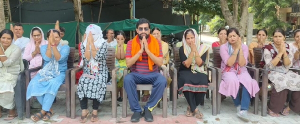सीईटी पास महिलाओं के लिए अपील करते नवीन जयहिंद।