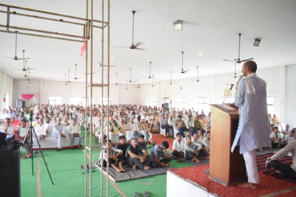 किसानों को सम्बोधित करते हुए दिगंबर सिंह