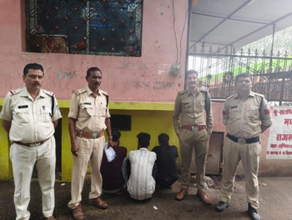 करने वाले तीनों आरोपित गिरफ्तार, माल बरामद