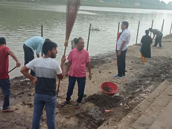 शिवना तट पर श्रमदानियों ने 2 ट्रॉली जलकुंभी, प्लास्टिक, कचरा नदी किनारे से निकाल,घाट साफ किए गए
