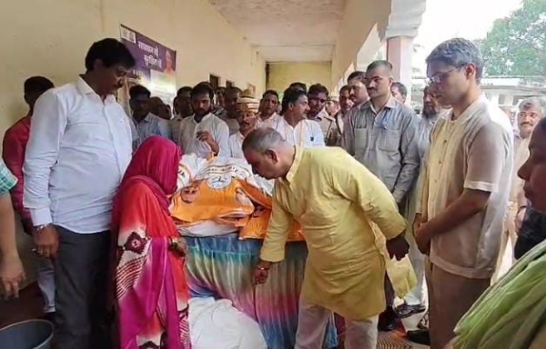 बाढ़ राहत शिविरों का जायजा लेते प्रभारी मंत्री प्रकाश पाल