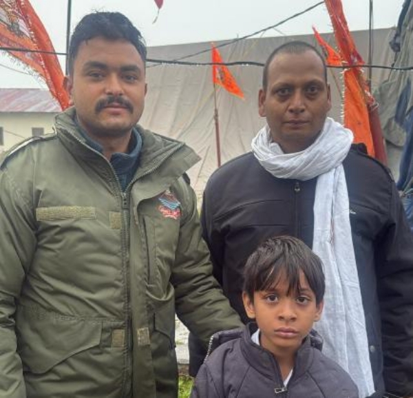 बच्चे  काे पिता काे साैंपता पुलिस कर्मी।