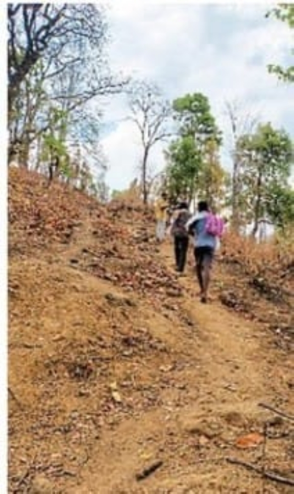 मजरे टोलो में बसे आदिवासी पहाड चढ़ कर जाते