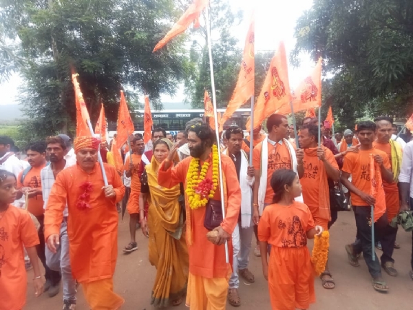 पद यात्रा में विधायक के साथ समर्थक