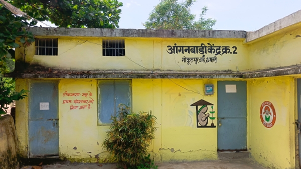 गोकुलपुर वार्ड आंगनबाड़ी केंद्र क्रमांक दो जर्जर हो गया है। माहभर से बंद है।