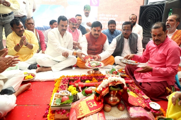 कालिदास अकादमी उज्जैन में निर्माण कार्यों का भूमिपूजन करते हुए मुख्यमंत्री डॉ. मोहन यादव