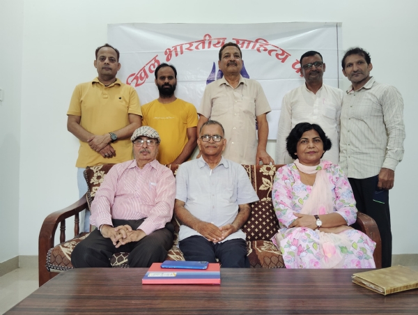 राष्ट्रीय मित्रता दिवस पर इकट्ठे हुए कविगण।
