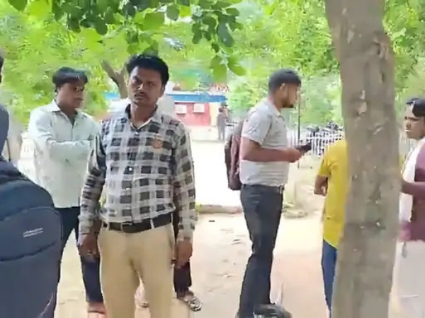 सिविल अस्पताल बीके की मॉच्र्युरी के बाहर खड़े मृतक के परिजन।