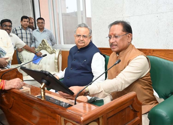 सीएम साय विधानसभा भवन स्थल पर पहुँचकर निर्माणकार्य की प्रगति का निरीक्षण करते हुए