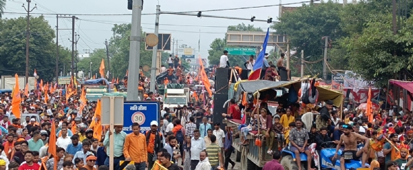 हरिद्वार से डीजे संग कावड़ लेकर आते बेड़े।