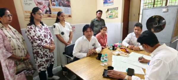 प्राथमिक स्वास्थ्य केन्द्र में रजिस्टर को देखते सीएमओ डॉ. हरिदत्त नेमि