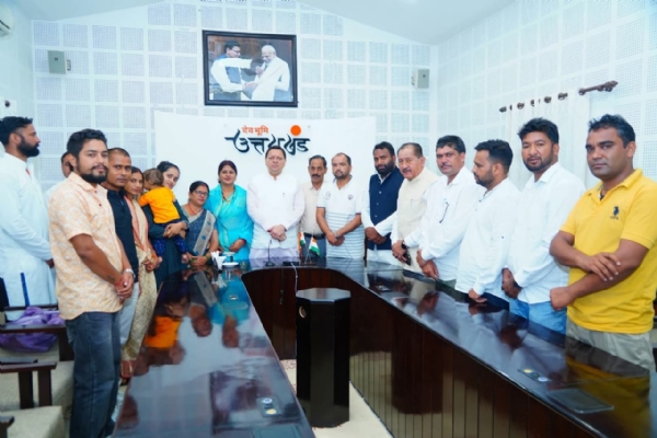 रुद्रप्रयाग जिले के त्रिस्तरीय पंचायत चुनाव में नवनिर्वाचित जनप्रतिनिधि मुख्यमंत्री से मुख्यमंत्री में भेंट करते।